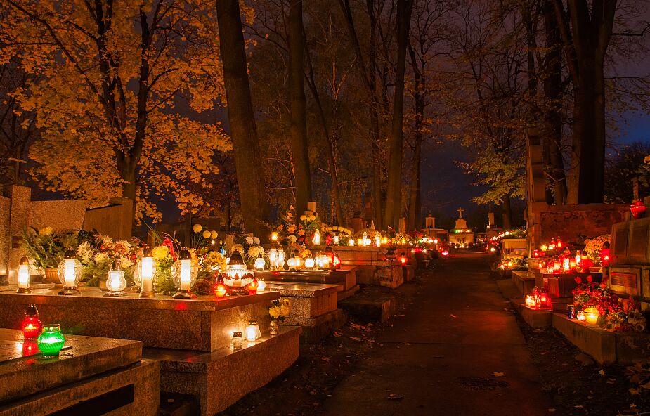 Cmentarz nocą